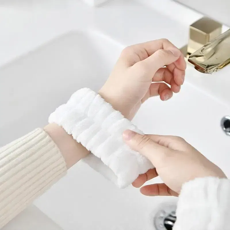 Color: GRAY, Ships From: CHINA - 2pc Wrist Washing Belt Soft Microfiber Towel Wristbands For Washing Face Water Absorption Washing Prevent Wetness Wrist Washband - Image 4